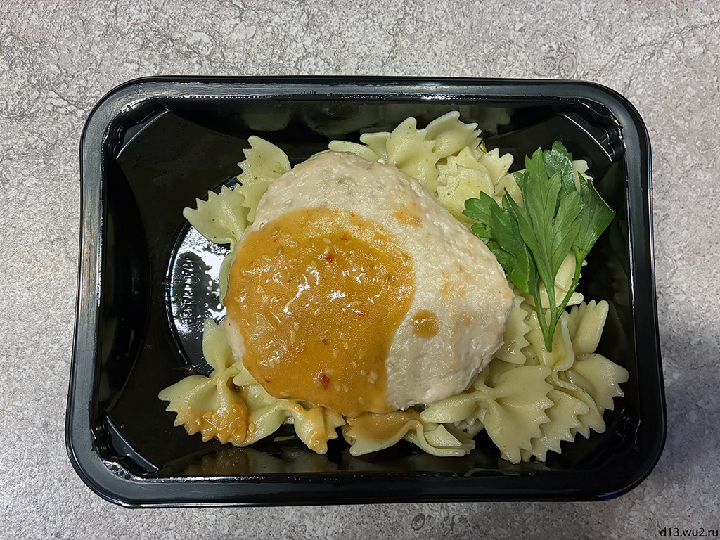 Куриная котлета с пикантным соусом и паста фарвалле с базиликом