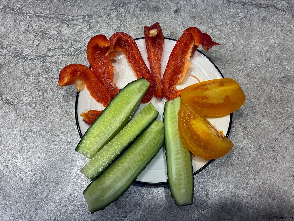 Огурец, болгарский перец и помидорка