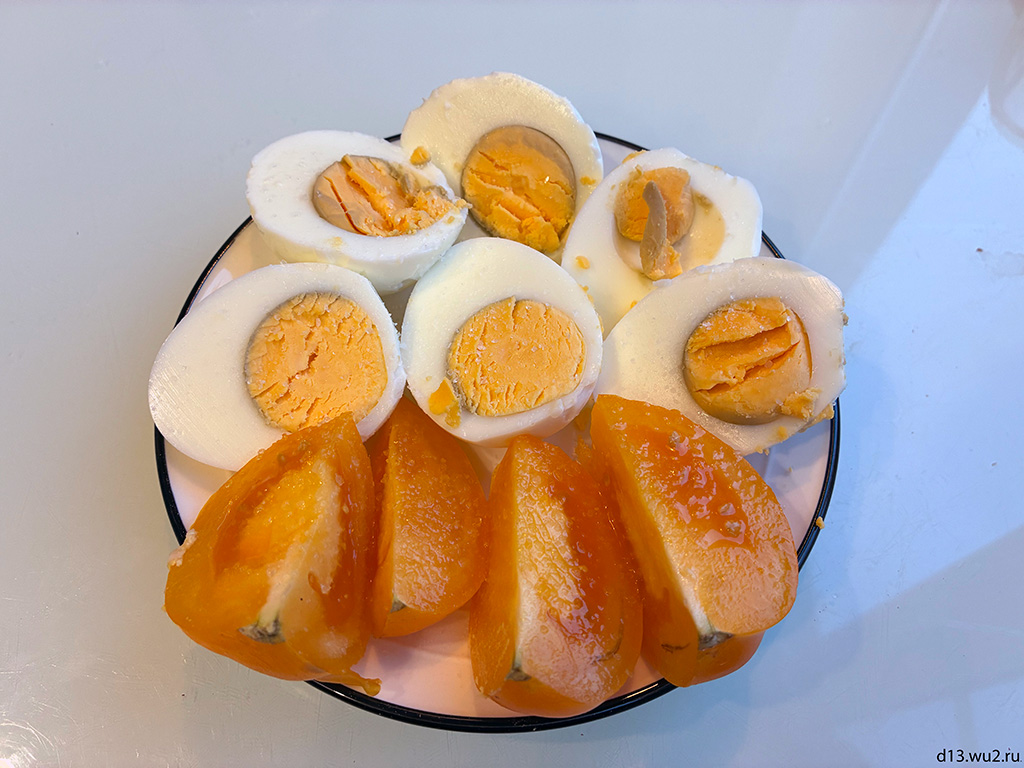 Вареные яйца с помидоркой