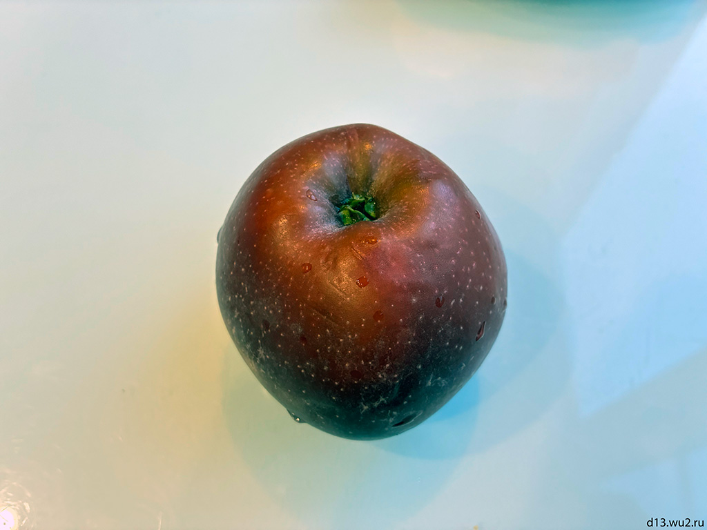 Красное яблоко